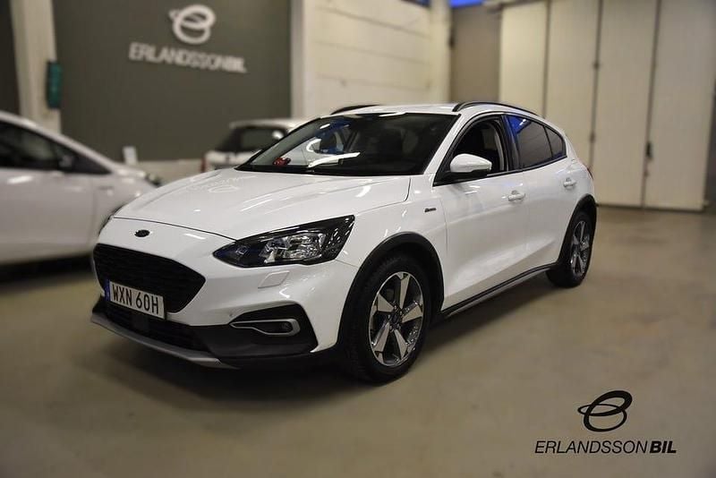 Vit Begagnad 2022 Ford Focus Active Halvkombi | 189 900 kr (Marknadspris) - Bild 1/4
