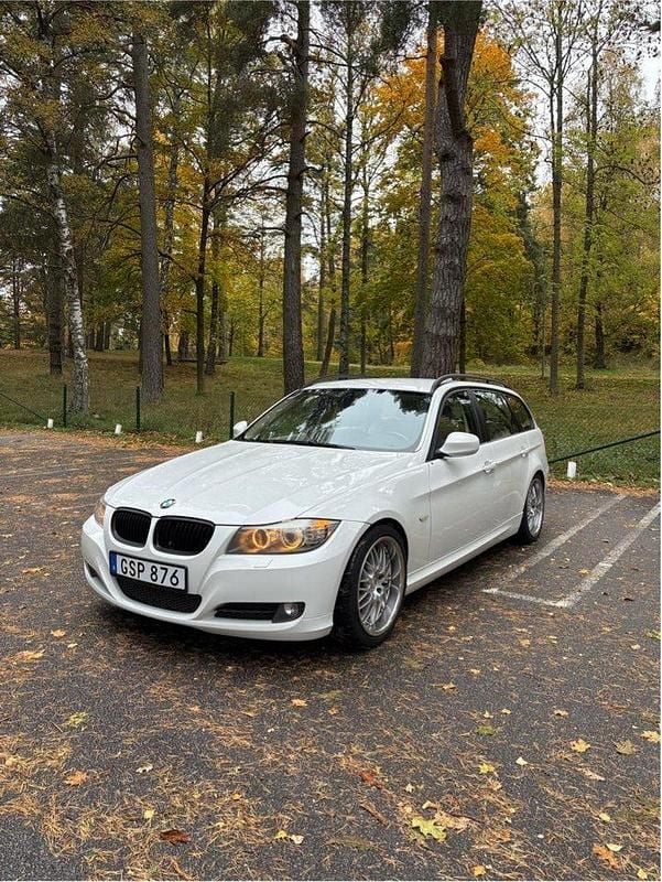 Vit Begagnad 2010 BMW 320 Comfort Edition Kombi | 70 000 kr (Marknadspris) - Bild 1/4