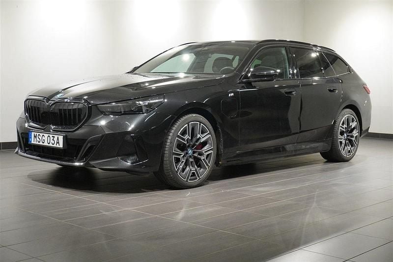 Svart Begagnad 2024 BMW 550e M Sport Kombi | 949 900 kr (Marknadspris) - Bild 1/2
