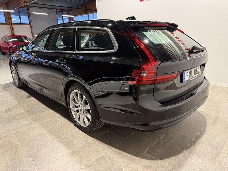 Begagnad Volvo V90 Momentum 197 HK (144 kW) 2022 Svart Kombi