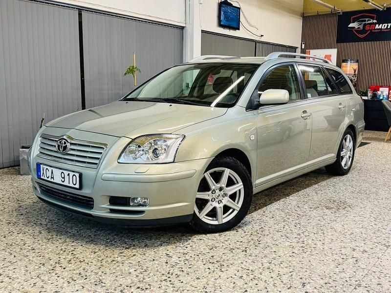Ljusgrön (grön) Begagnad 2005 Toyota Avensis Kombi | 59 900 kr (Dyr) - Bild 1/4