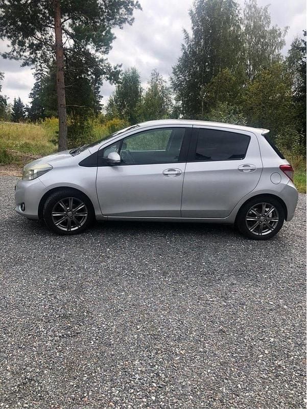 Silver Begagnad 2012 Toyota Yaris Style Halvkombi | 62 000 kr (Marknadspris) - Bild 1/4