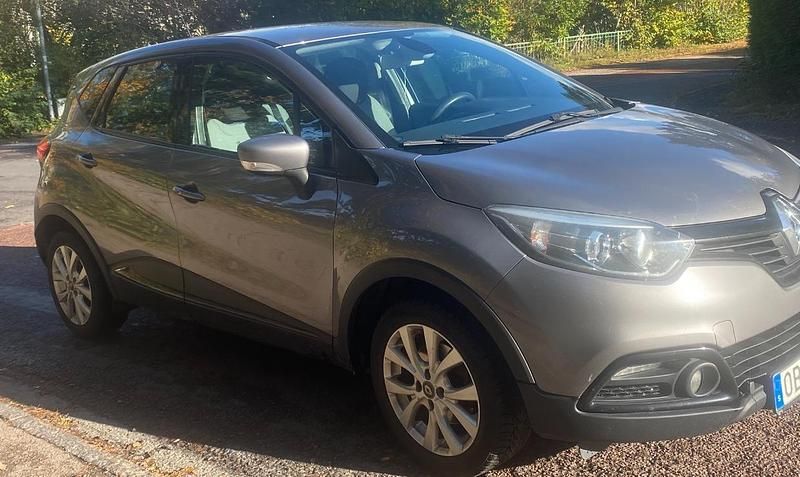 Grå Begagnad 2014 Renault Captur SUV | 89 000 kr (Marknadspris) - Bild 1/4