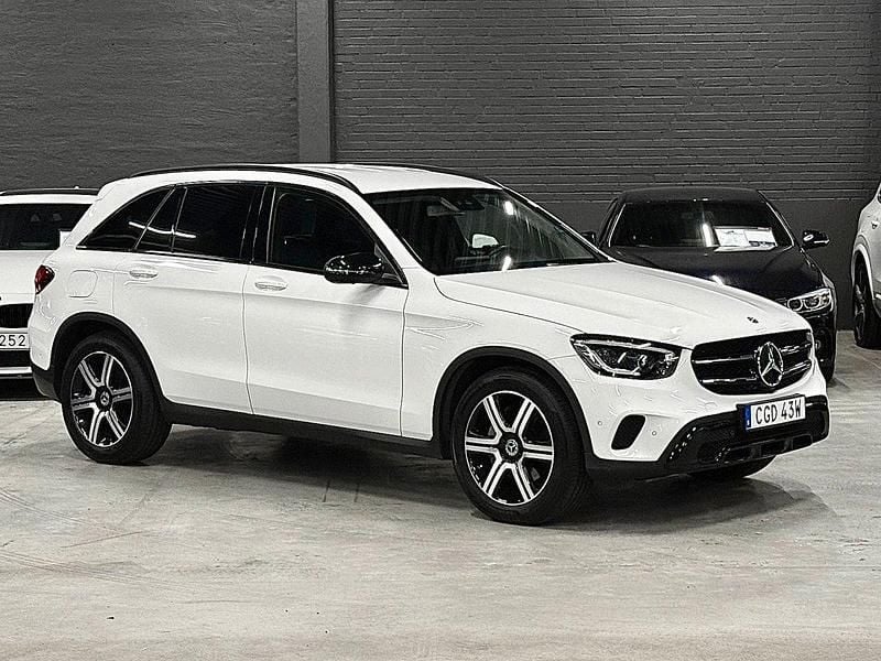 Vit (vit metallic) Begagnad 2020 Mercedes GLC220 SUV | 399 900 kr (Marknadspris) - Bild 1/4