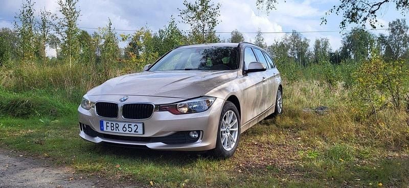 Silver Begagnad 2015 BMW 320 Kombi | 115 000 kr (Marknadspris) - Bild 1/4