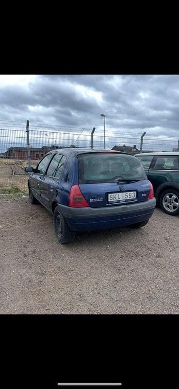 Blå Begagnad 2001 Renault Clio II Halvkombi | 4 500 kr (Superpris) - Bild 1/4