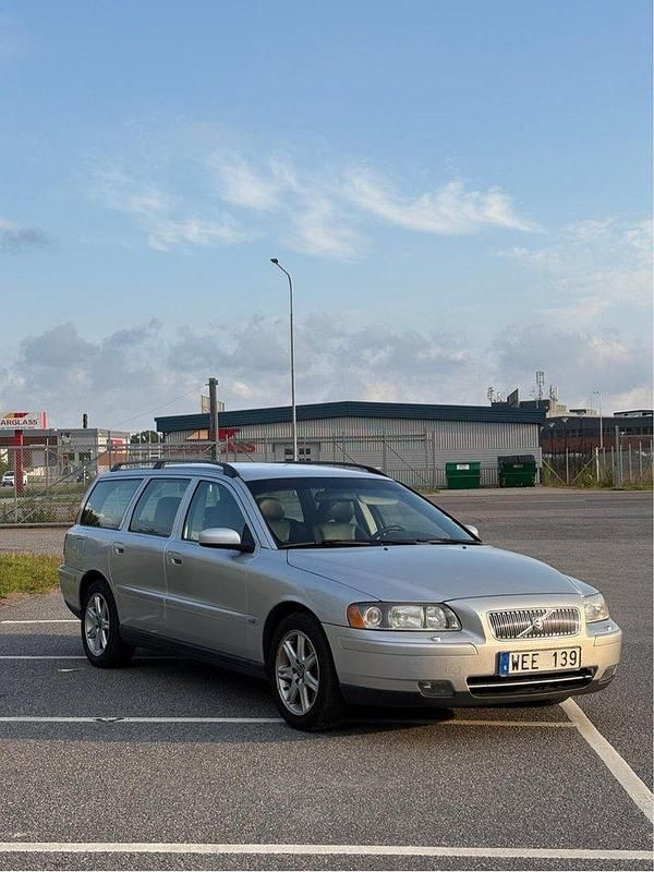 Grå Begagnad 2005 Volvo V70 Kinetic Kombi | 60 000 kr (Dyr) - Bild 1/4