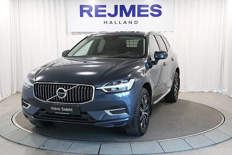 Mörkblå Begagnad 2020 Volvo XC60 Inscription SUV | 414 500 kr (Marknadspris) - Bild 1/4