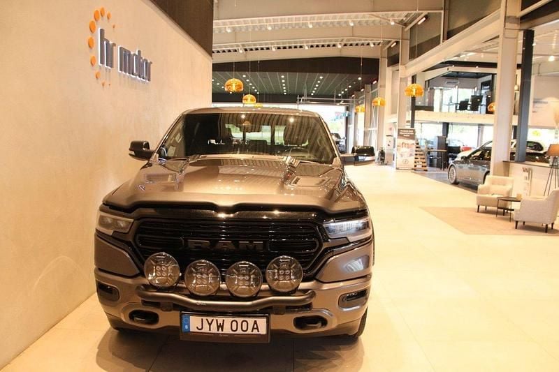 Mörkgrå (grå) Begagnad 2022 RAM 1500 Pickup | 849 000 kr (Lite dyr) - Bild 1/4
