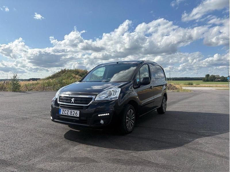 Svart Begagnad 2017 Peugeot Partner Minibuss | 98 000 kr (Marknadspris) - Bild 1/4