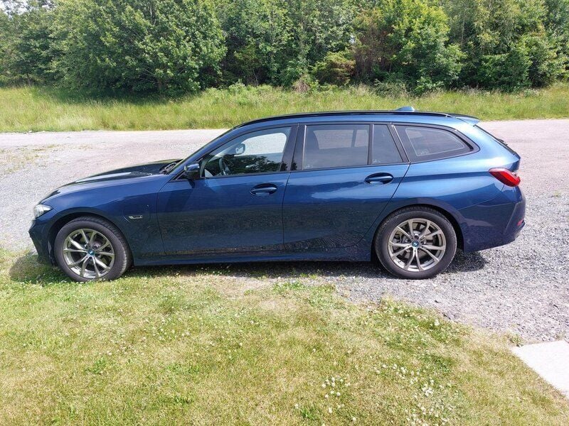 Blå Begagnad 2023 BMW 330e Sport Line Kombi | 375 000 kr (Marknadspris) - Bild 1/4