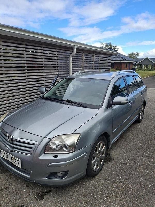 Grå Begagnad 2007 Toyota Avensis Kombi | 21 000 kr (Marknadspris) - Bild 1/3