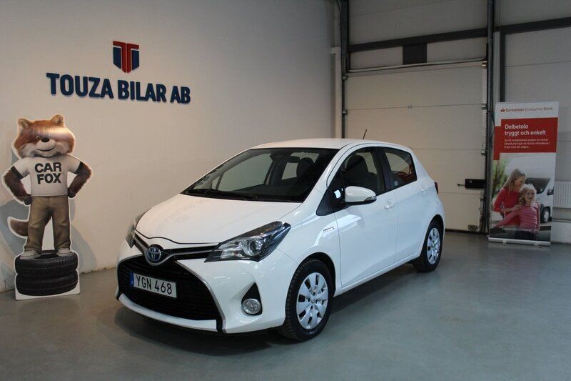 Vit Begagnad 2017 Toyota Yaris Hybrid Active Halvkombi | 110 000 kr (Bra pris) - Bild 1/4