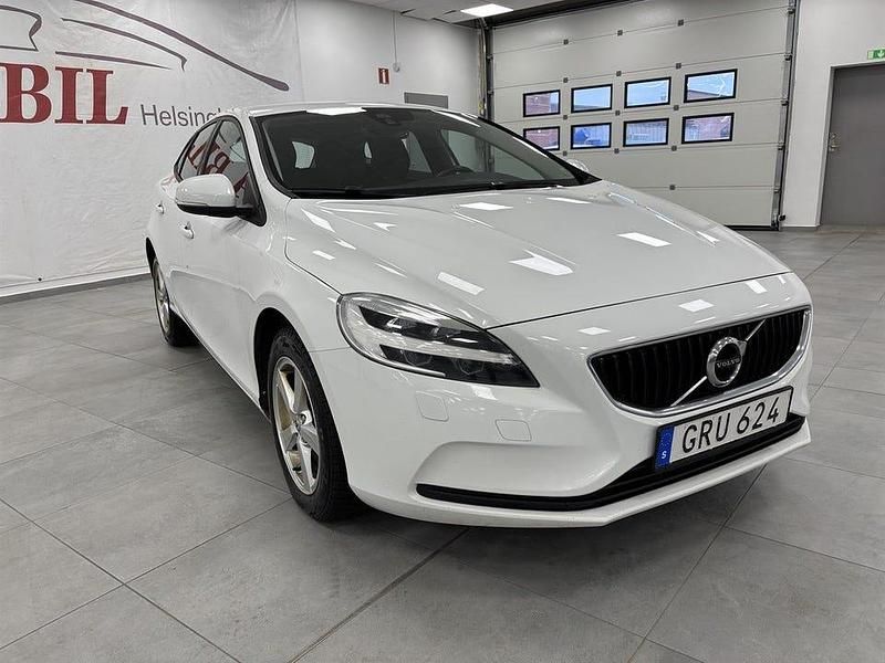 Begagnad Volvo V40 Momentum 120 HK (88 kW) 2017 Vit Halvkombi