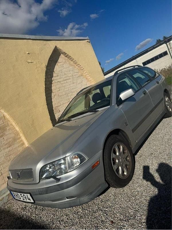Grå Begagnad 2000 Volvo V40 Kombi | 19 500 kr - Bild 1/4