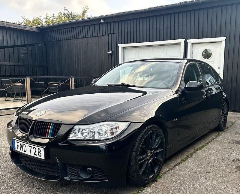 Svart Begagnad 2007 BMW 325 Sedan | 25 000 kr (Superpris) - Bild 1/4