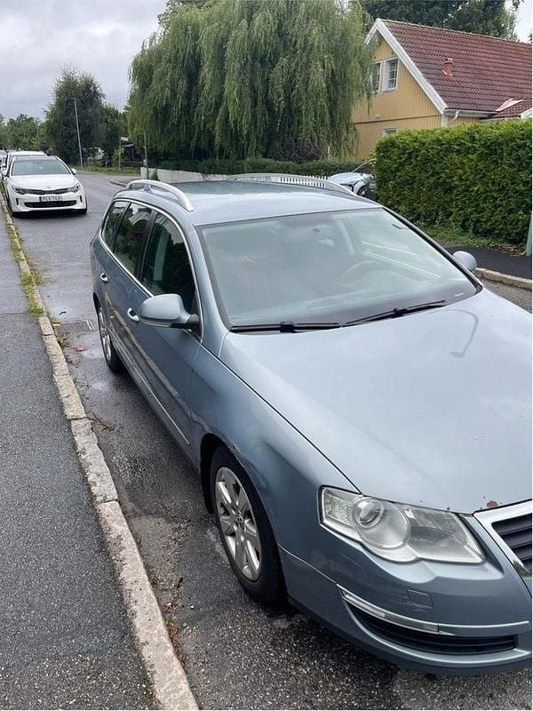 Grå Begagnad 2010 VW Passat Sportline Kombi | 15 000 kr (Bra pris) - Bild 1/4