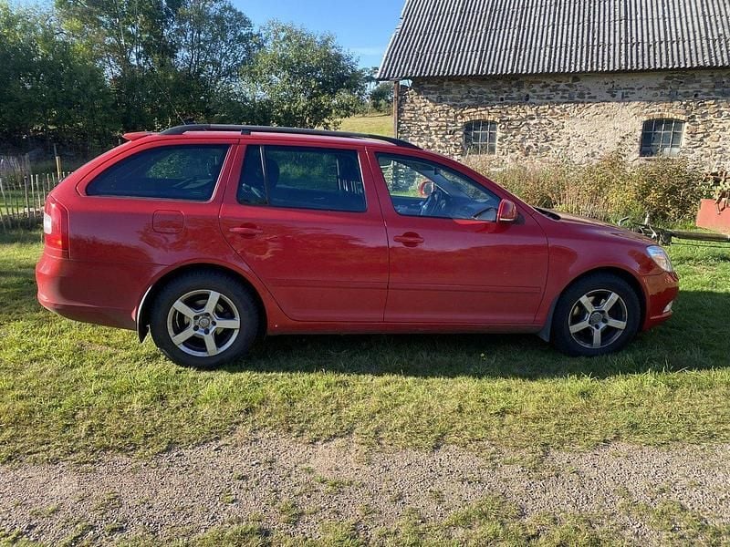 Röd Begagnad 2013 Skoda Octavia Elegance Kombi | 75 000 kr (Bra pris) - Bild 1/3