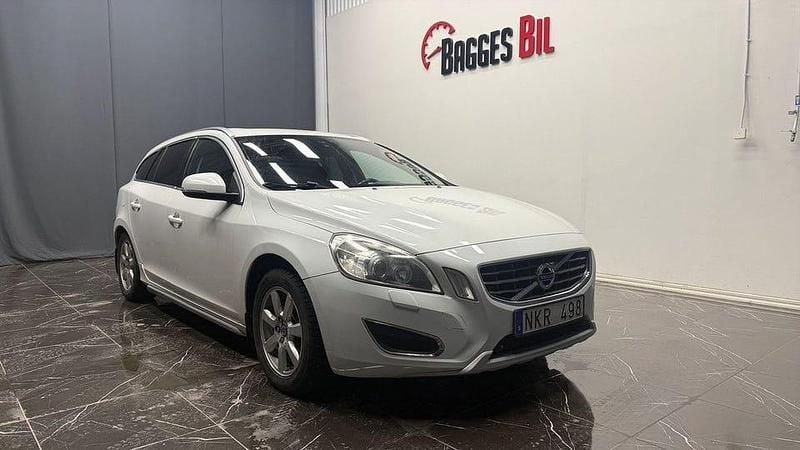 Vit Begagnad 2011 Volvo V60 Summum Kombi | 62 900 kr (Lite dyr) - Bild 1/4