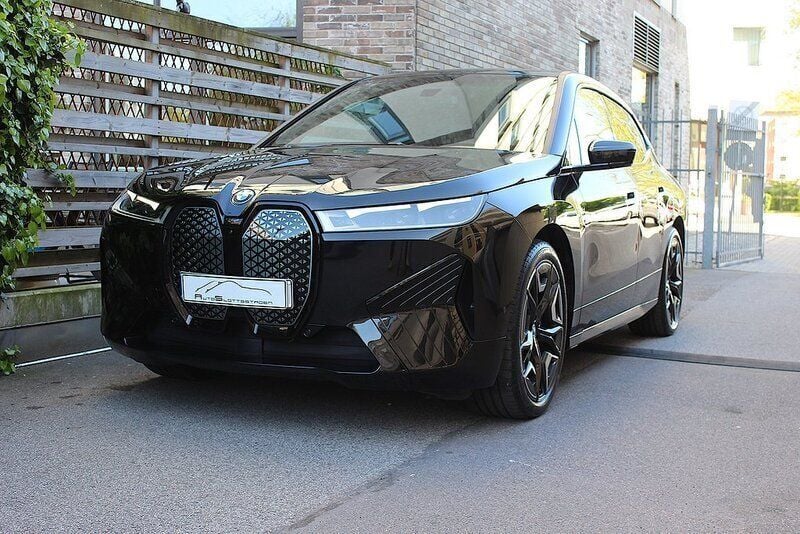 Svart Begagnad 2022 BMW iX Comfort Edition SUV | 657 900 kr (Superpris) - Bild 1/4