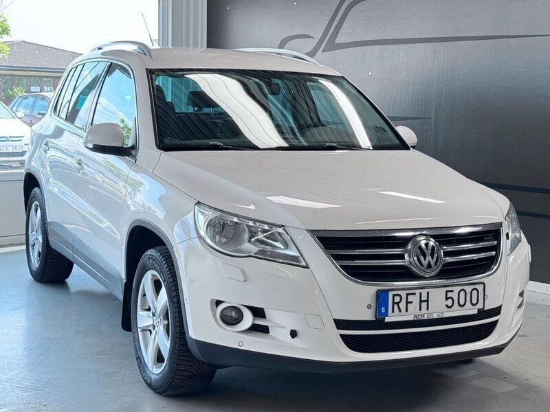 Vit Begagnad 2011 VW Tiguan Sportline SUV | 109 900 kr (Marknadspris) - Bild 1/3