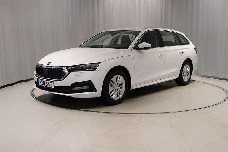 Vit Begagnad 2023 Skoda Octavia Kombi | 269 900 kr (Marknadspris) - Bild 1/4
