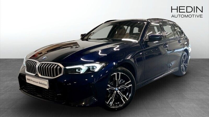 Blå (blue) Begagnad 2024 BMW 330e M Sport Kombi | 604 700 kr (Marknadspris) - Bild 1/4