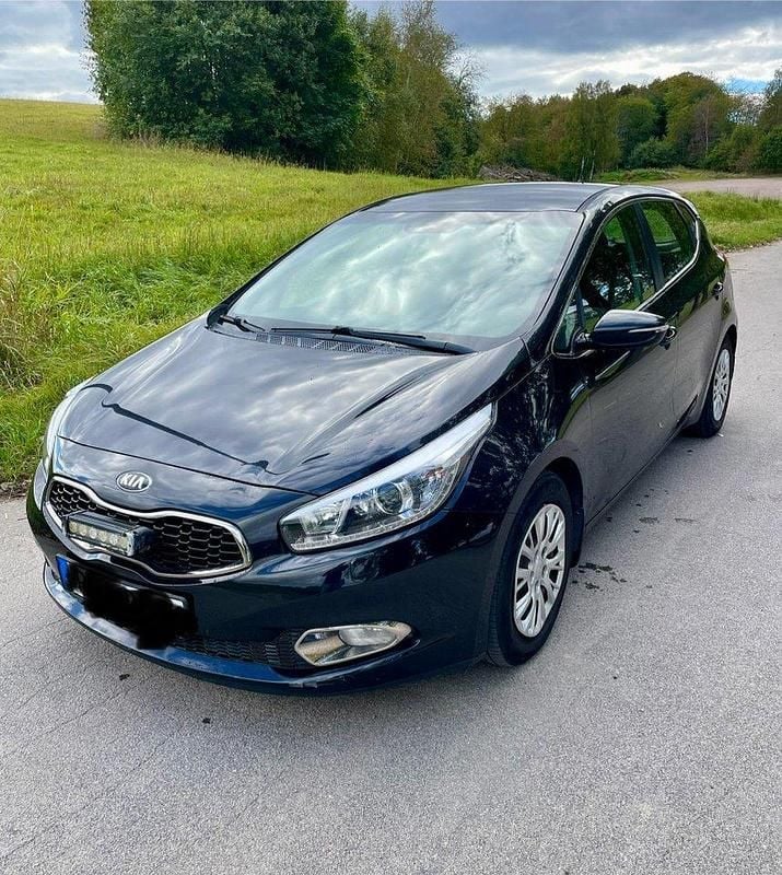 Svart Begagnad 2015 Kia Ceed Comfort Halvkombi | 78 000 kr (Marknadspris) - Bild 1/4