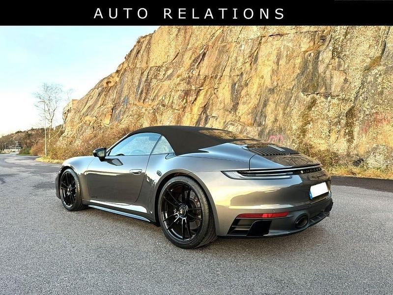 Begagnad Porsche 911 Carrera 4 GTS 480 HK (353 kW) 2023 Mörk grå agate grey metallic