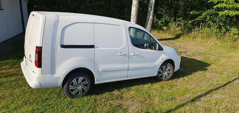 Vit Begagnad 2016 Citroën Berlingo Minibuss | 69 000 kr (Lite dyr) - Bild 1/4