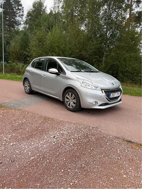 Grå Begagnad 2015 Peugeot 208 Halvkombi | 30 000 kr (Marknadspris) - Bild 1/4