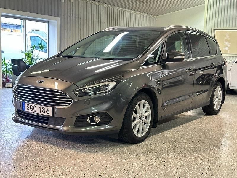 Grå Begagnad 2017 Ford S-MAX Business Edition Minibuss | 179 900 kr (Lite dyr) - Bild 1/4