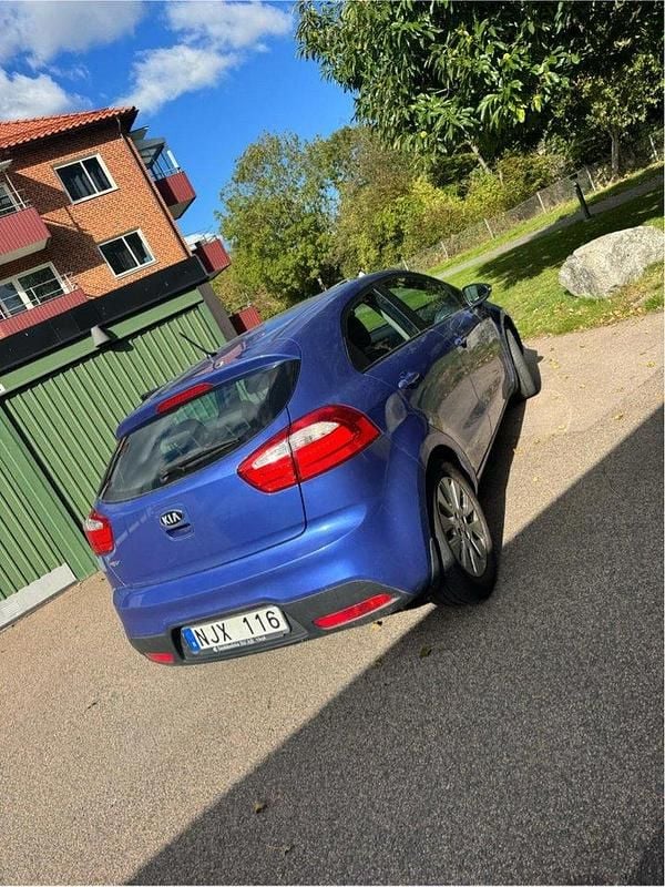 Blå Begagnad 2014 Kia Rio Halvkombi | 55 000 kr (Bra pris) - Bild 1/4