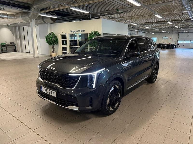 Grå Begagnad 2024 Kia Sorento 2 SUV | 599 900 kr (Dyr) - Bild 1/4