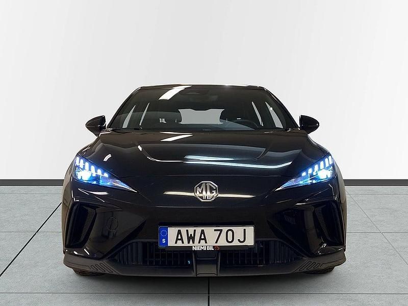 Begagnad MG MG4 EV 125 kW (170 HK) 2023 Svart Halvkombi