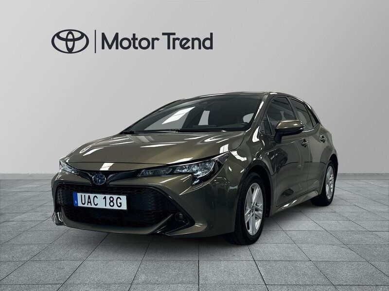 Grön Begagnad 2022 Toyota Corolla Hybrid Active Halvkombi | 229 900 kr (Bra pris) - Bild 1/3