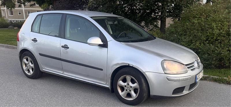 Silver Begagnad 2005 VW Golf IV Halvkombi | 8 500 kr (Bra pris) - Bild 1/4