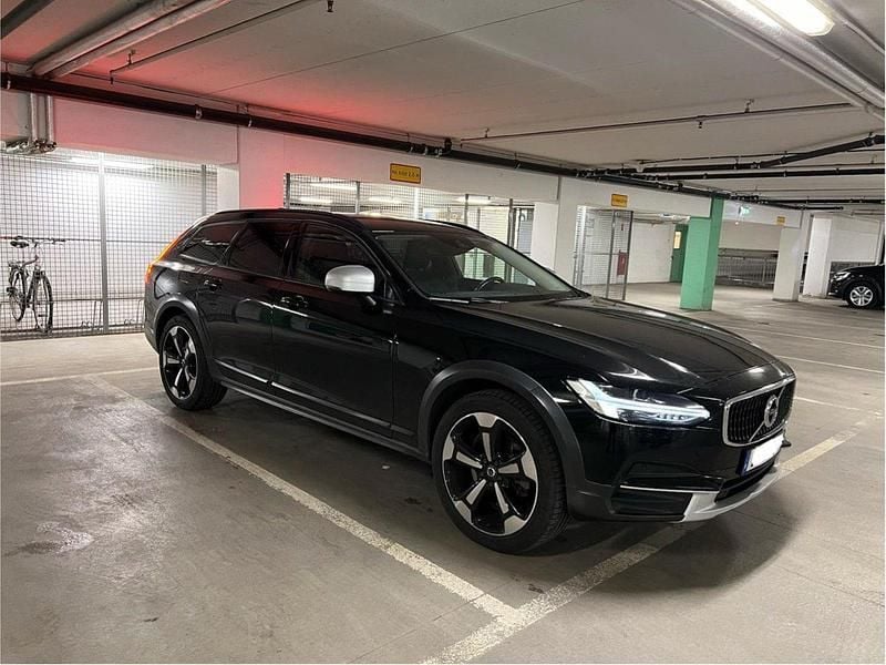 Svart Begagnad 2018 Volvo V90 CC Kinetic Kombi | 225 000 kr (Bra pris) - Bild 1/4