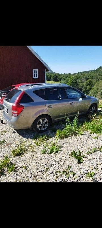 Silver Begagnad 2010 Kia Ceed Sportswagon 4 Kombi | 33 000 kr (Marknadspris) - Bild 1/4