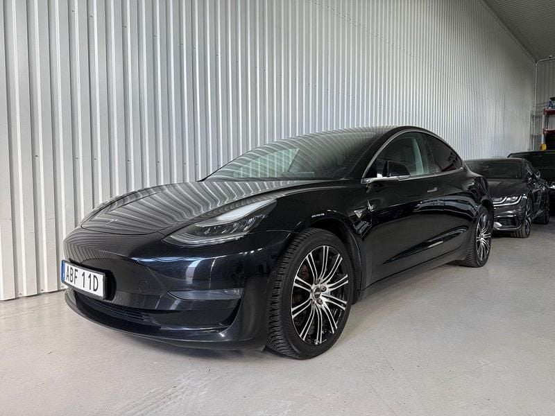 Svart Begagnad 2019 Tesla Model 3 Long Range AWD Sedan | 204 900 kr (Marknadspris) - Bild 1/4