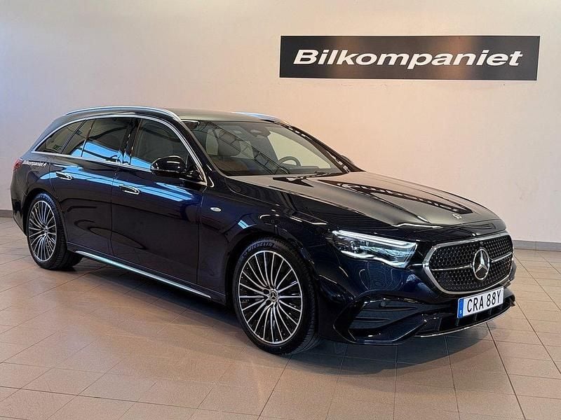 Mörkblå Begagnad 2025 Mercedes E300 AMG Kombi | 719 900 kr (Marknadspris) - Bild 1/4