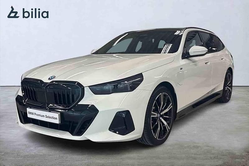 Vit Begagnad 2025 BMW 530e Kombi | 699 900 kr - Bild 1/1