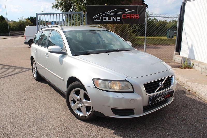 Ljusgrå Begagnad 2007 Volvo V50 Kinetic Kombi | 39 900 kr (Marknadspris) - Bild 1/4
