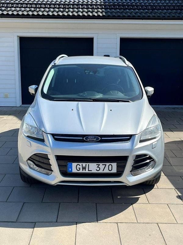 Grå Begagnad 2015 Ford Kuga Titanium SUV | 130 000 kr (Lite dyr) - Bild 1/4