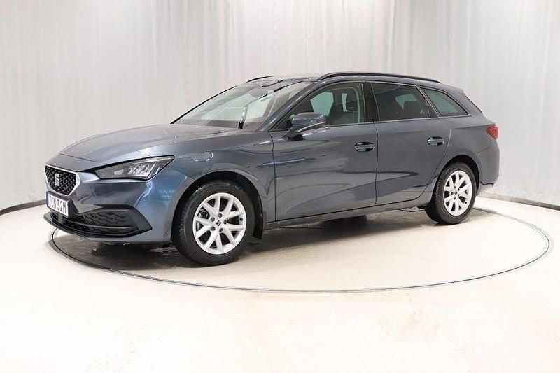 Grå Begagnad 2023 Seat Leon Kombi | 224 800 kr (Marknadspris) - Bild 1/4
