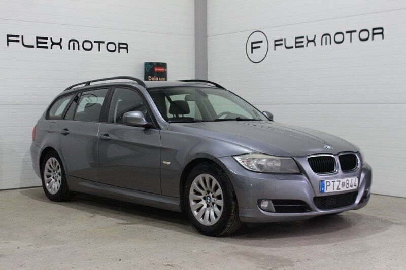 Grå Begagnad 2009 BMW 318 Comfort Edition Kombi | 42 800 kr (Marknadspris) - Bild 1/4