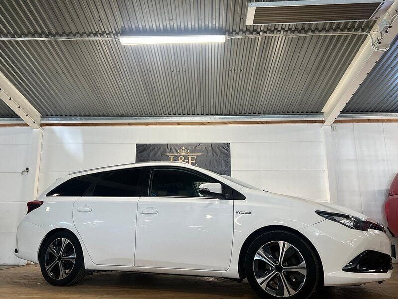 Vit Begagnad 2016 Toyota Auris Touring Sports Active Kombi | 109 900 kr (Marknadspris) - Bild 1/4