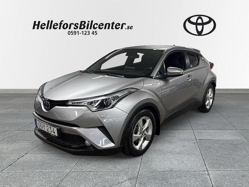 Mörkgrå Begagnad 2018 Toyota C-HR Active SUV | 194 500 kr (Marknadspris) - Bild 1/3