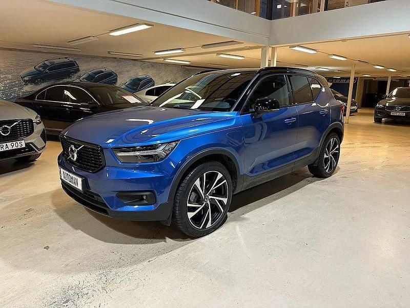 Blå Begagnad 2021 Volvo XC40 R-Design SUV | 369 900 kr (Marknadspris) - Bild 1/4