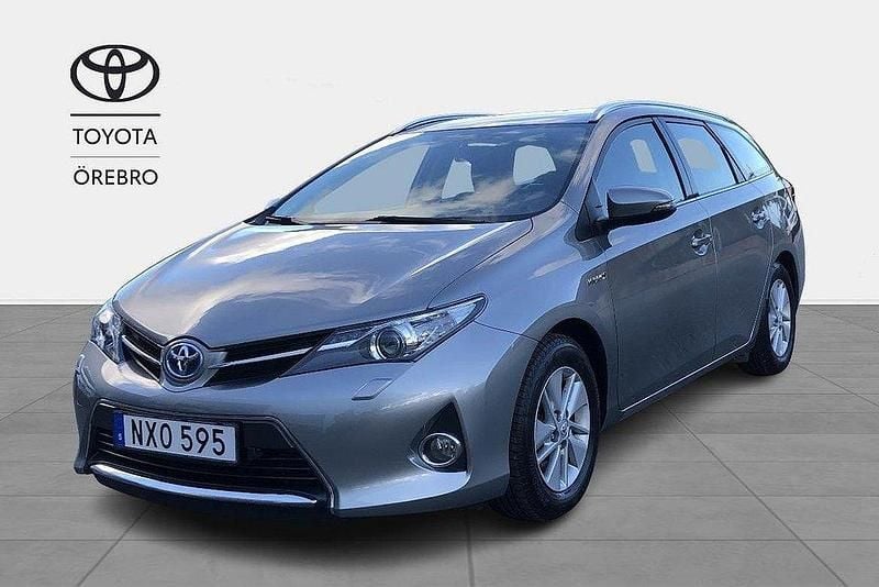 Ljusgrå Begagnad 2013 Toyota Auris Touring Sports Active Kombi | 129 900 kr (Marknadspris) - Bild 1/4